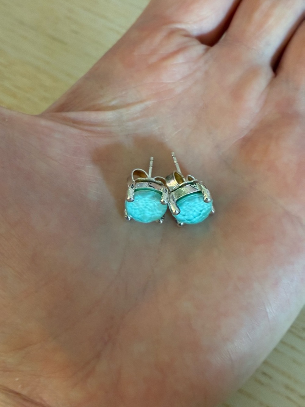 Mini stud earrings - Picture 3 of 3
